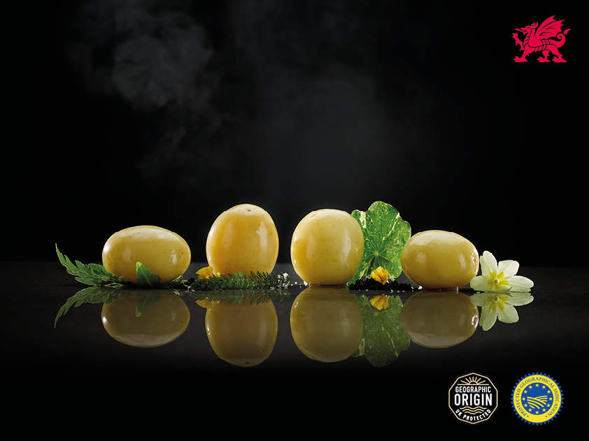 Gwledd o gynnyrch Cymreig gyda statws PGI a PDO.| A feast of Welsh products with PGI and PDO status.