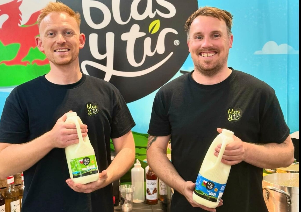 Blas y Tir founders with milk