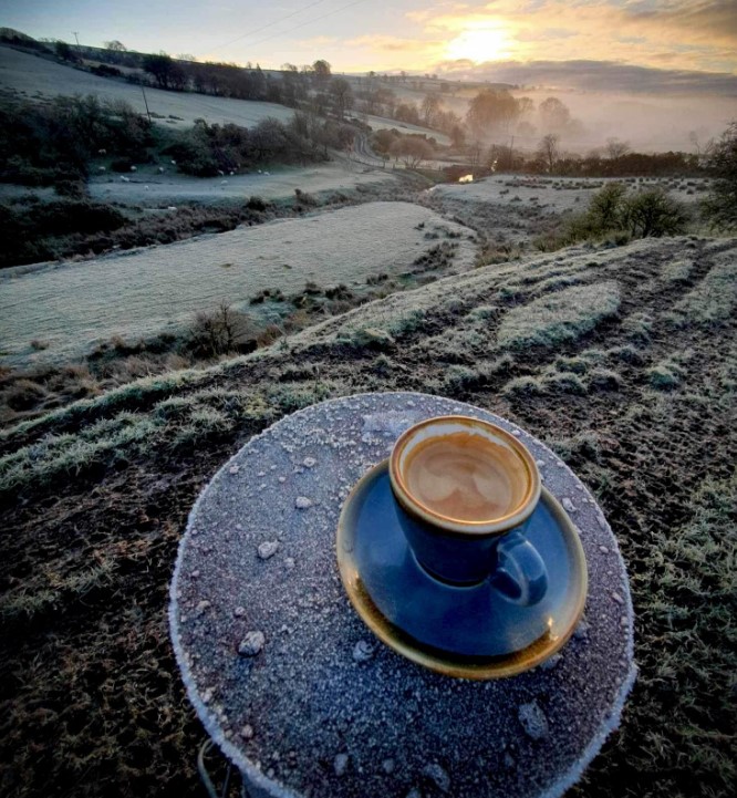 Coffi Eryri cup in cold field