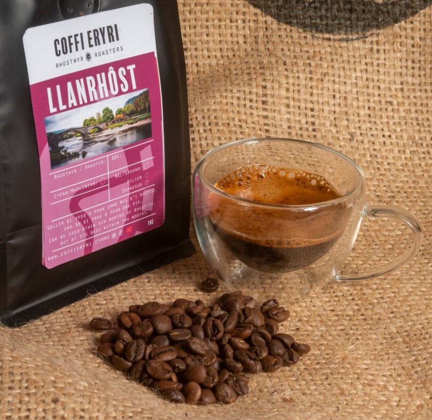 Coffi Eryri coffe in cup and beans