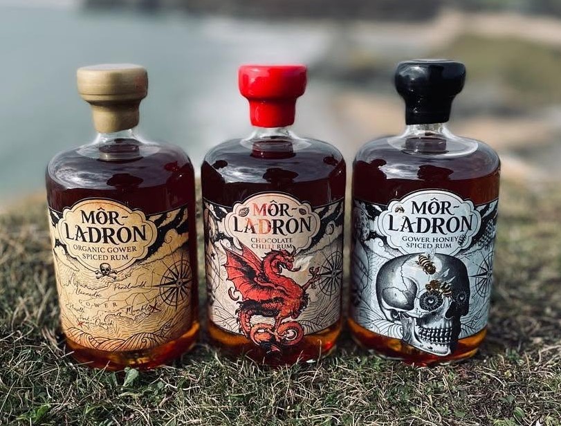 Mor Ladron part range on grass
